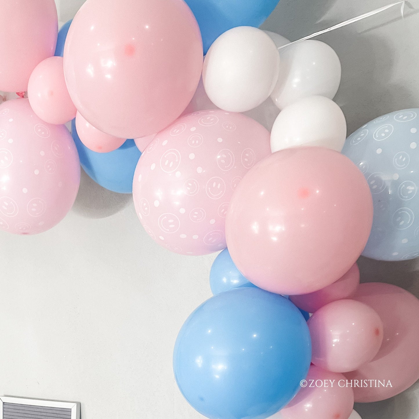 Smiley Gender Reveal Balloon Garland Kit – Pink, Blue & White Baby Shower Decor